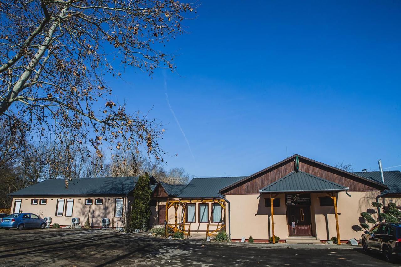 Sztar Motel Etterem Balassagyarmat Exterior photo
